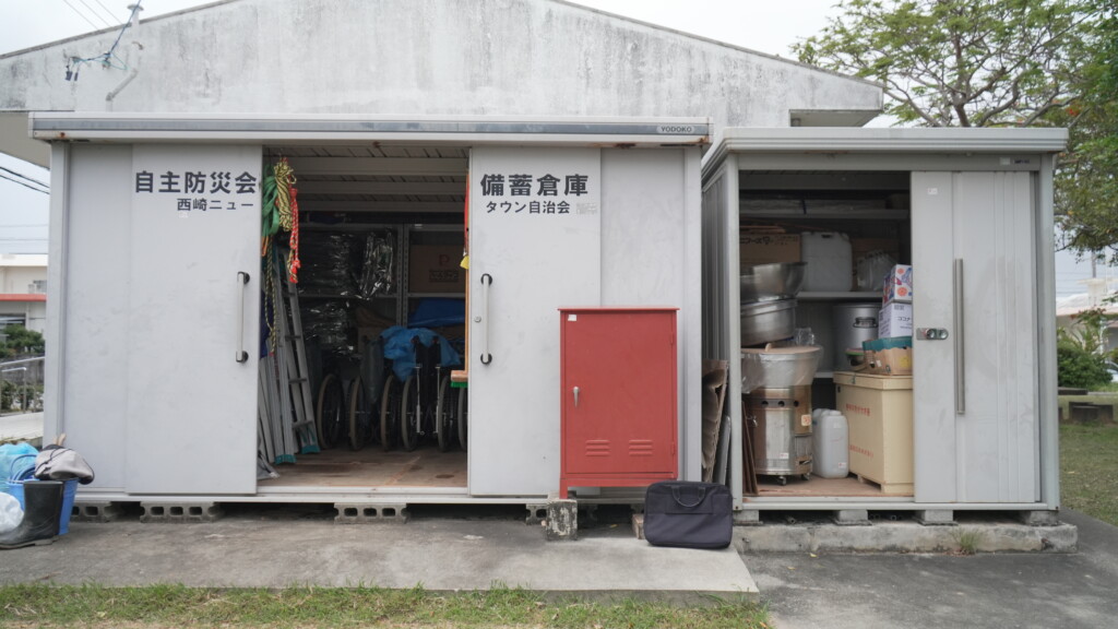 西崎ニュータウン自治会自主防災会の備蓄倉庫。左側に救助資機材、右側に炊き出し用の大鍋や煮炊き釜が収められている