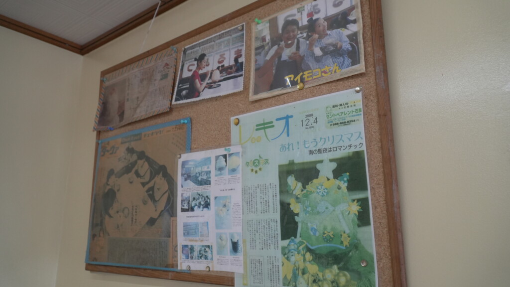 店内のコルクボードに飾られた、古い新聞の切り抜きや雑誌の記事。長い間お店が愛されてきた歴史を感じさせる