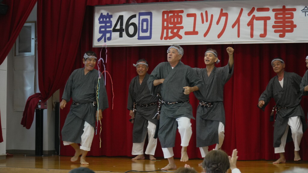 繁昌節を踊るゲキラン十日の会の名嘉真英樹さん(中央)
