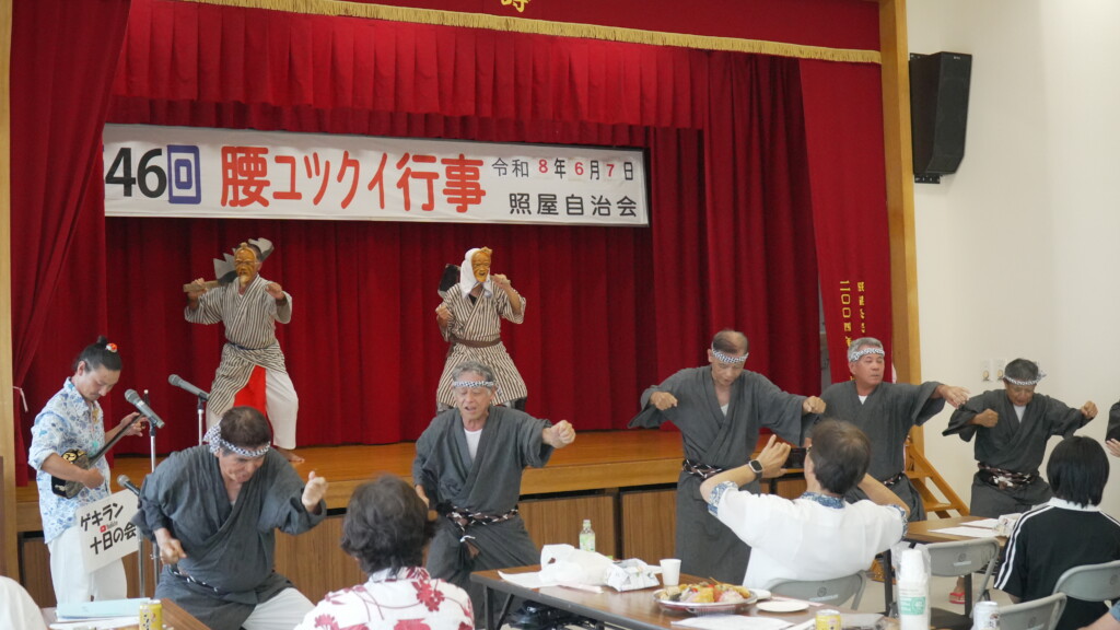 翁の面をつけて演じる国頭サバクイの一場面。左に三線の地謡