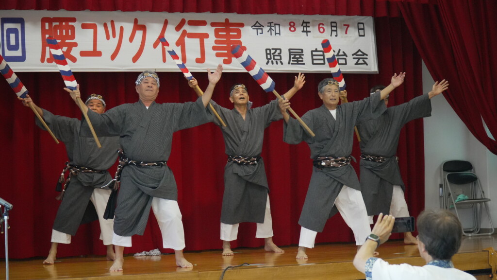 エークを掲げて群舞するメンバー。右から2番目が上原薫さん